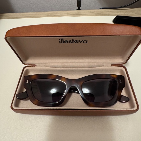 Illesteva Donna Sunglasses - Tortoiseshell - Picture 2 of 2